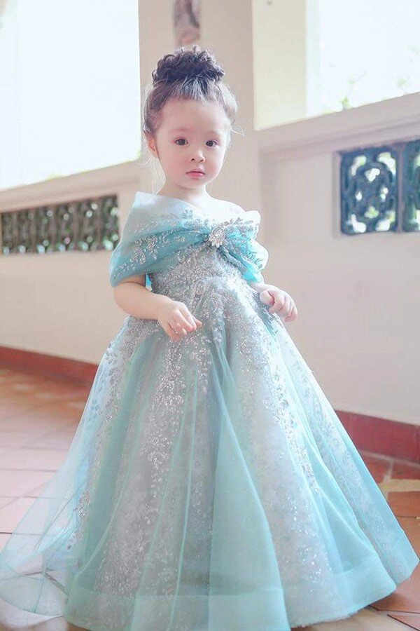 Bé gái việt giành giải nhất trên báo anh vì xinh như thiên thần giờ 11 tuổi gương mặt thay đổi nhiều - 10