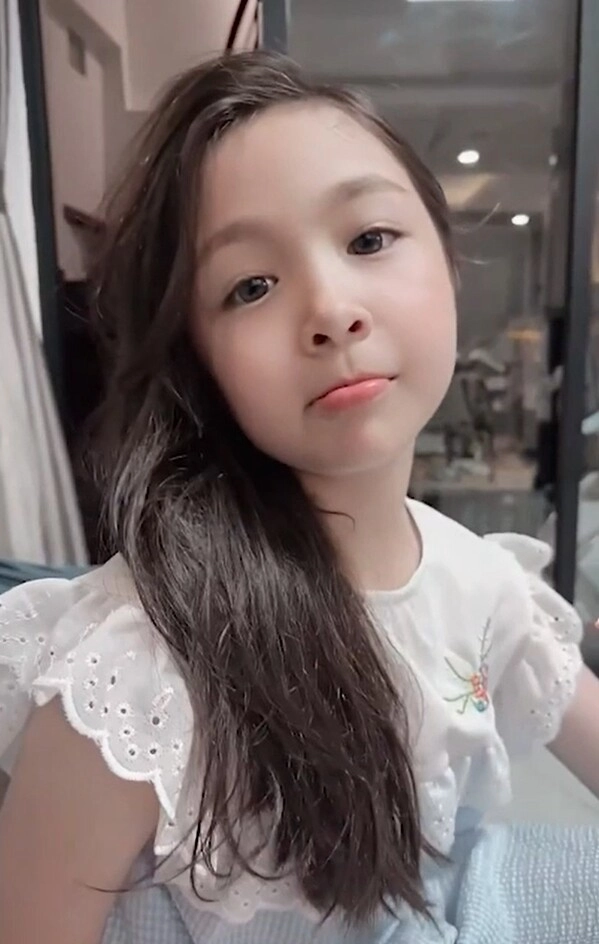 Bé gái việt giành giải nhất trên báo anh vì xinh như thiên thần giờ 11 tuổi gương mặt thay đổi nhiều - 18