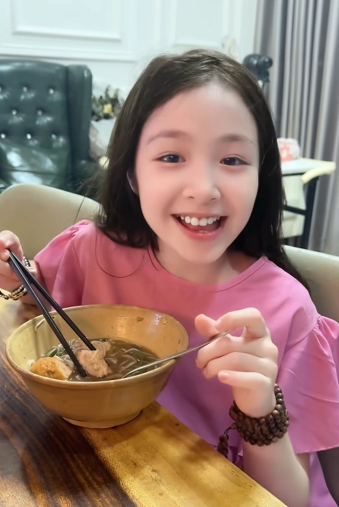 Bé gái việt giành giải nhất trên báo anh vì xinh như thiên thần giờ 11 tuổi gương mặt thay đổi nhiều - 21