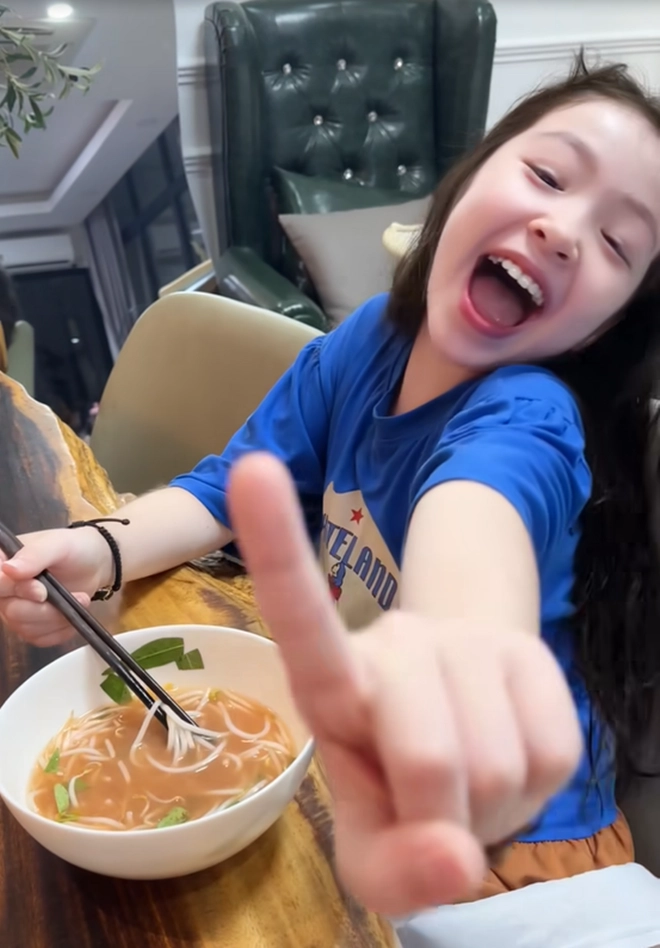 Bé gái việt giành giải nhất trên báo anh vì xinh như thiên thần giờ 11 tuổi gương mặt thay đổi nhiều - 22