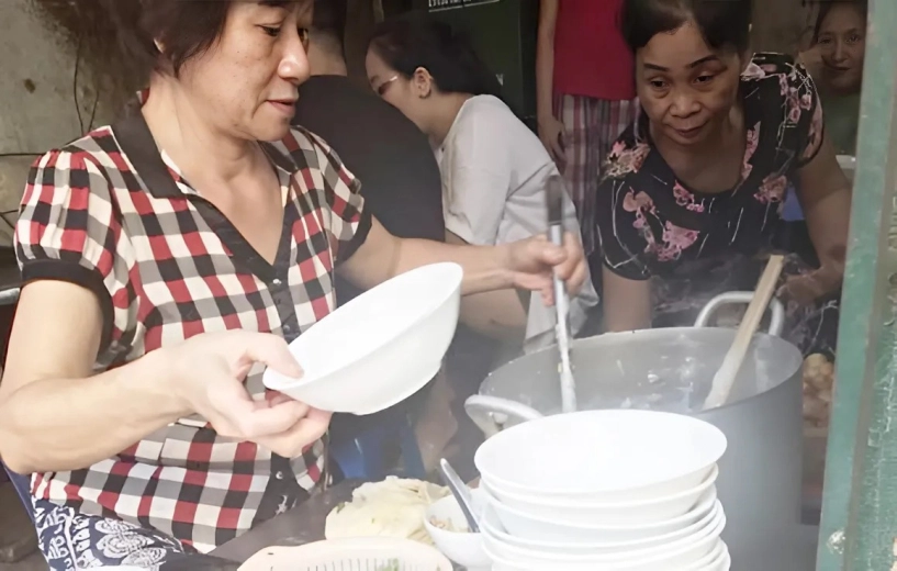 Bí mật nồi cháo trai móng giò 30 tuổi ở hà nội bao năm giá không đổi chẳng biển hiệu mà khách đông nườm nượp - 3