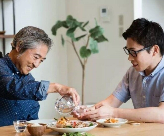 Bố chồng mang rượu rắn từ quê lên cho chồng tôi chuyện kỳ lạ đã xảy ra sau khi anh uống rượu - 1