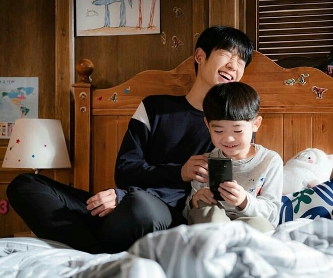 Bố dượng để lại nhà cho tôi nhưng chỉ tặng con ruột bức ảnh thứ rơi ra khiến tôi khóc còn em cười - 1