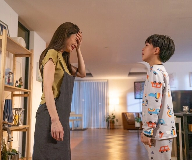 Bố dượng đưa cho một tấm thẻ khi tôi đi lấy chồng nhìn số dư mà tôi sững sỡ - 1