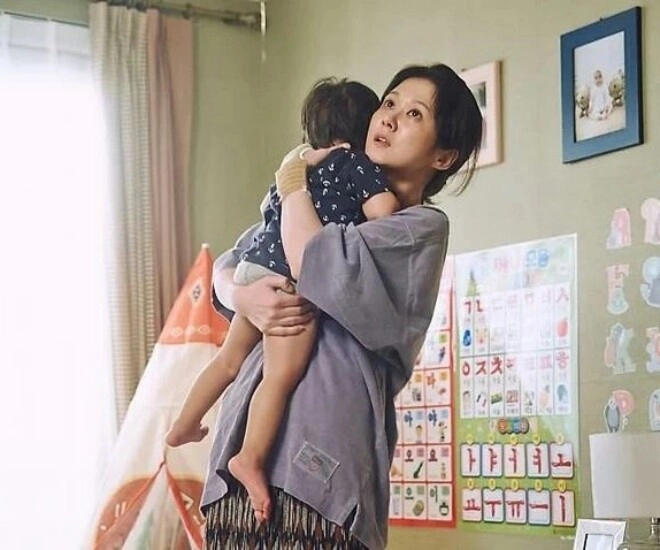 Bố mẹ chồng đến chơi chồng liền sai vợ đi chợ đứng ở cửa nghe lén họ nói chuyện mà tôi choáng váng - 1