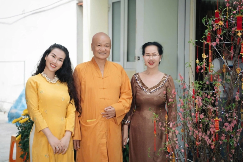 Bố võ hạ trâm từ chùa về ăn tết với gia đình - 1