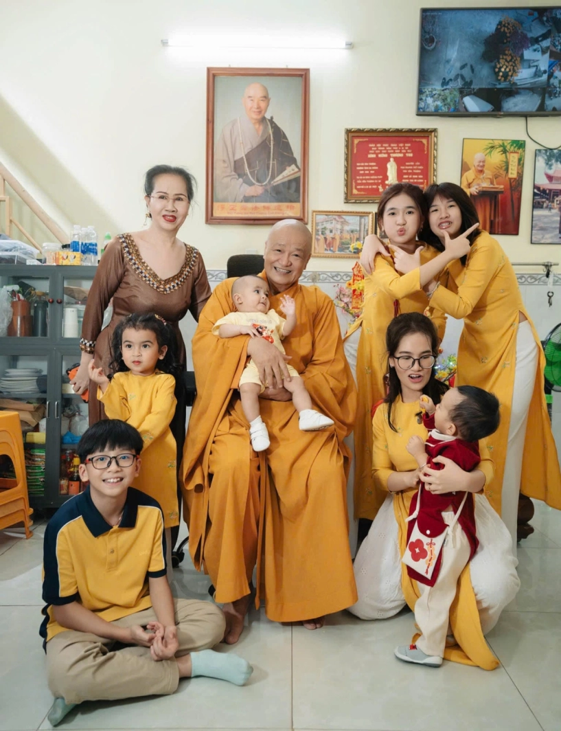 Bố võ hạ trâm từ chùa về ăn tết với gia đình - 2