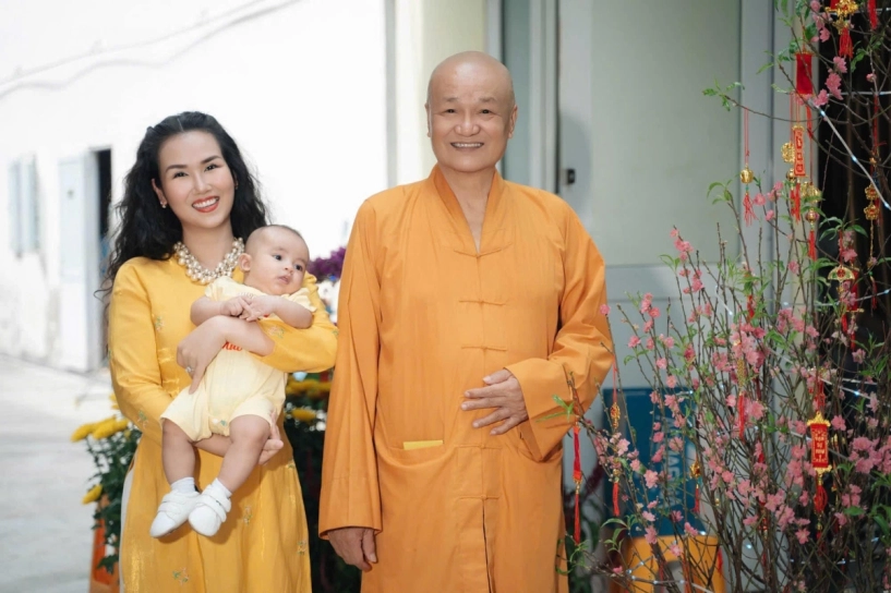 Bố võ hạ trâm từ chùa về ăn tết với gia đình - 3