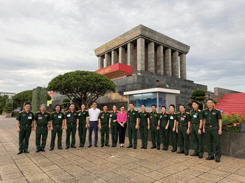 Btv hoài anh bùng nổ nhan sắc khi đứng cùng thượng úy lê hoàng hiệp là mỹ nhân thắng đậm nhất mùa lễ a80 - 6