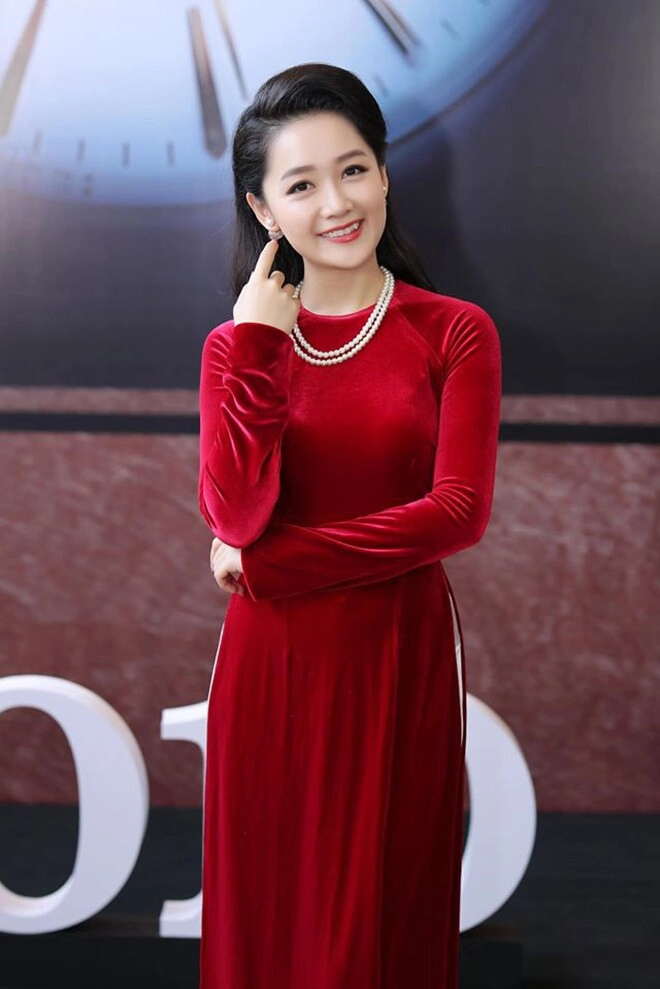 Btv trẻ nhất thời sự 19h nhan sắc đến mai phương thúy cũng trầm trồ từng cúi đầu xin lỗi khi đang dẫn sóng trực tiếp - 5