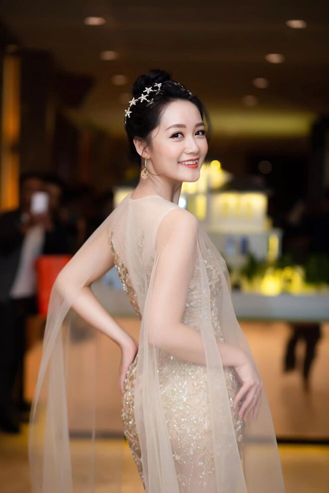 Btv trẻ nhất thời sự 19h nhan sắc đến mai phương thúy cũng trầm trồ từng cúi đầu xin lỗi khi đang dẫn sóng trực tiếp - 6