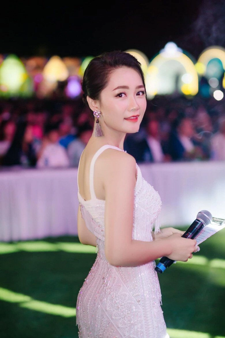 Btv trẻ nhất thời sự 19h nhan sắc đến mai phương thúy cũng trầm trồ từng cúi đầu xin lỗi khi đang dẫn sóng trực tiếp - 7