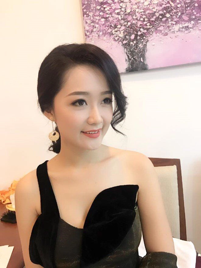 Btv trẻ nhất thời sự 19h nhan sắc đến mai phương thúy cũng trầm trồ từng cúi đầu xin lỗi khi đang dẫn sóng trực tiếp - 8