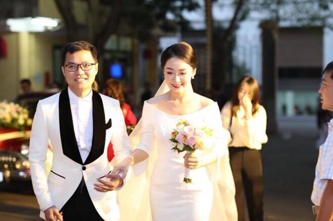 Btv trẻ nhất thời sự 19h nhan sắc đến mai phương thúy cũng trầm trồ từng cúi đầu xin lỗi khi đang dẫn sóng trực tiếp - 9