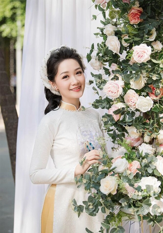 Btv trẻ nhất thời sự 19h nhan sắc đến mai phương thúy cũng trầm trồ từng cúi đầu xin lỗi khi đang dẫn sóng trực tiếp - 12