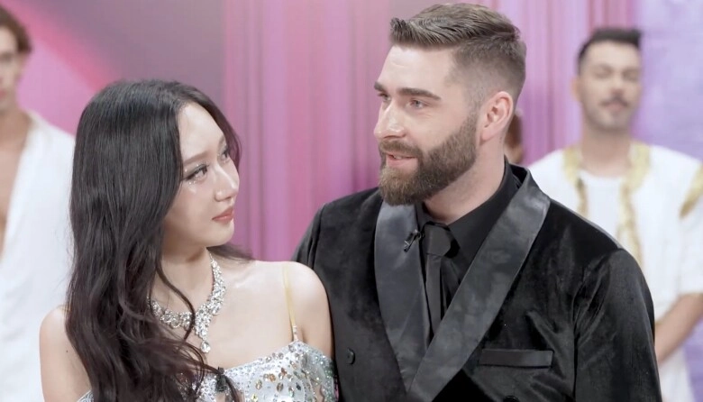 bước nhảy hoàn vũ loại 2 cặp đôi cùng lúc khánh thi và phan hiển nhảy tình tứ trên sân khấu - 2