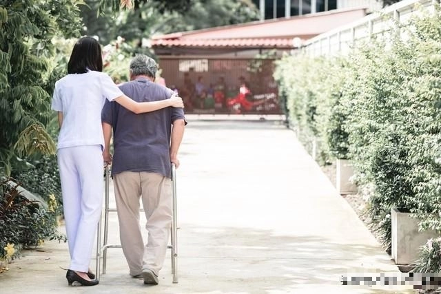 Cả làng chê trách khi tôi đưa bố vào viện dưỡng lão nhưng ông lại nở nụ cười - 1