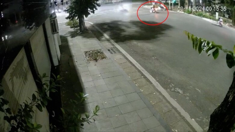 Ca sĩ erik gửi vòng hoa cho bạn là cô gái xấu số bị đoàn xe máy tông ở hà nội - 1