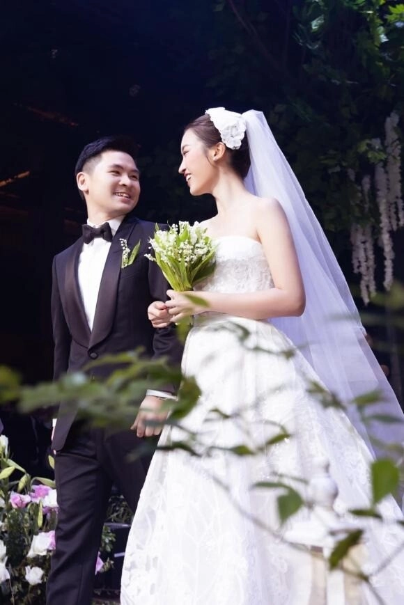 Các mỹ nhân nhà sen vàng yêu thiếu gia 2 hoa hậu họ đỗ tinh tế đi giày bệt khi đứng cùng nửa kia - 2