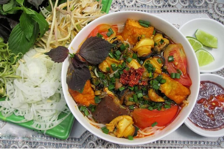 Cầm 50k ăn cả phố cổ hà nội thèm bún ốc đến đồng xuân muốn ăn nộm tới hàm long - 2