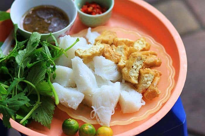 Cầm 50k ăn cả phố cổ hà nội thèm bún ốc đến đồng xuân muốn ăn nộm tới hàm long - 3