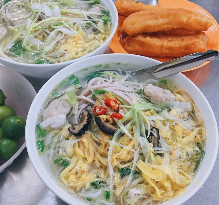 Cầm 50k ăn cả phố cổ hà nội thèm bún ốc đến đồng xuân muốn ăn nộm tới hàm long - 4