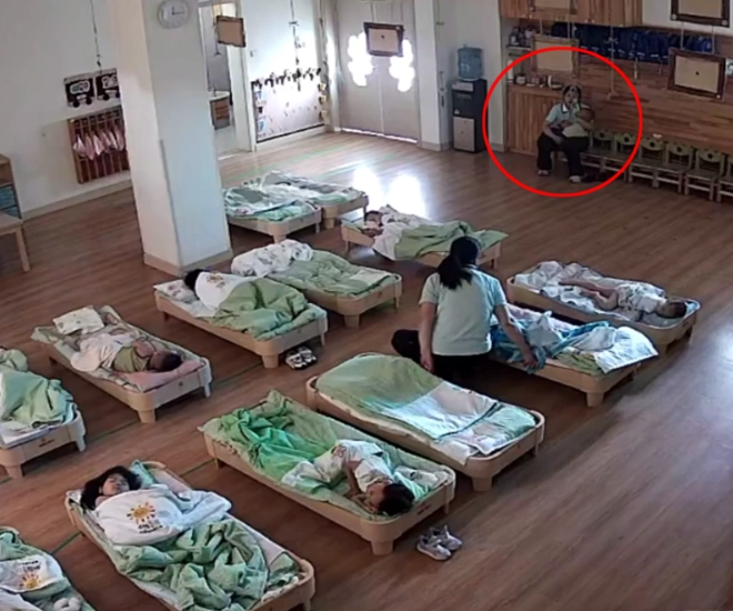 Camera ghi lại cảnh các bạn ngủ trưa nhưng con được cô giáo bế ra một góc để ngồi hành động tiếp theo khiến mẹ nghẹn ngào - 1