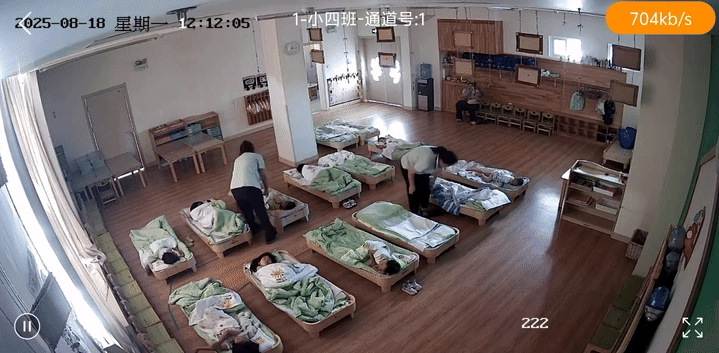 Camera ghi lại cảnh các bạn ngủ trưa nhưng con được cô giáo bế ra một góc để ngồi hành động tiếp theo khiến mẹ nghẹn ngào - 3