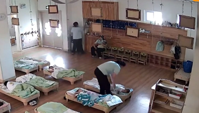 Camera ghi lại cảnh các bạn ngủ trưa nhưng con được cô giáo bế ra một góc để ngồi hành động tiếp theo khiến mẹ nghẹn ngào - 4