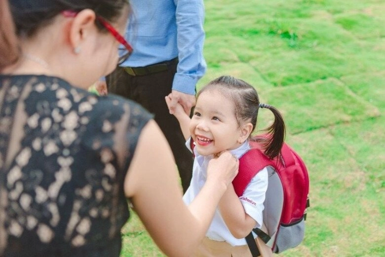 Camera ghi lại cảnh các bạn ngủ trưa nhưng con được cô giáo bế ra một góc để ngồi hành động tiếp theo khiến mẹ nghẹn ngào - 5