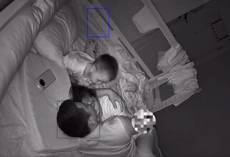 Camera ghi lại cảnh cặp vợ chồng thể hiện tình cảm lúc nửa đêm phản ứng của con trai khi tỉnh giấc ai cũng cười xỉu - 3