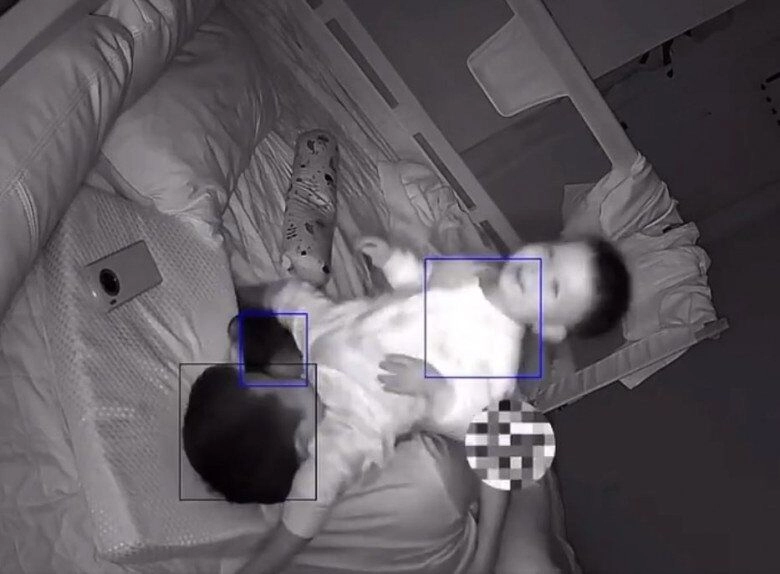 Camera ghi lại cảnh cặp vợ chồng thể hiện tình cảm lúc nửa đêm phản ứng của con trai khi tỉnh giấc ai cũng cười xỉu - 4