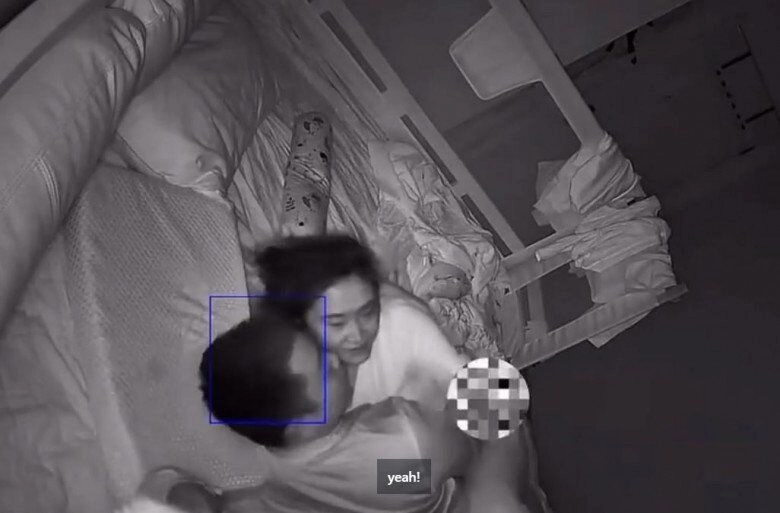 Camera ghi lại cảnh cặp vợ chồng thể hiện tình cảm lúc nửa đêm phản ứng của con trai khi tỉnh giấc ai cũng cười xỉu - 6