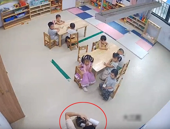 Camera giám sát ghi lại cảnh tượng cô giáo mầm non đưa con vào góc kín hành động tiếp theo khiến mẹ nghẹn ngào - 1