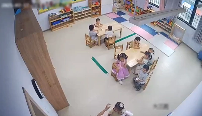 Camera giám sát ghi lại cảnh tượng cô giáo mầm non đưa con vào góc kín hành động tiếp theo khiến mẹ nghẹn ngào - 3