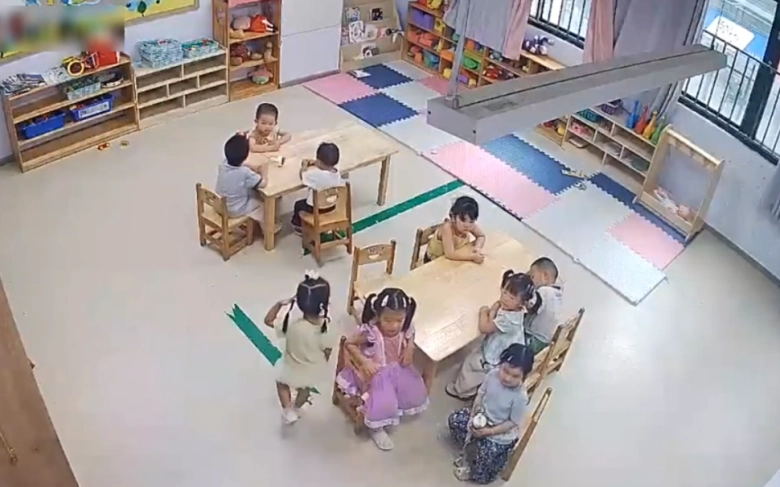 Camera giám sát ghi lại cảnh tượng cô giáo mầm non đưa con vào góc kín hành động tiếp theo khiến mẹ nghẹn ngào - 4