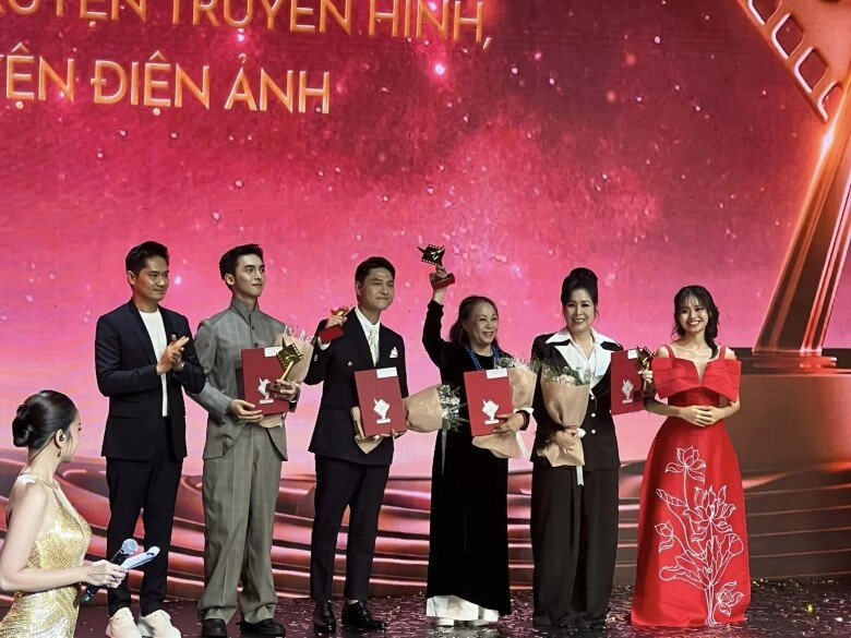 Cánh diều vàng 2024 trấn thành vắng mặt vẫn thắng lớn 2 mẹ con luyến lươn cùng ẵm giải - 13