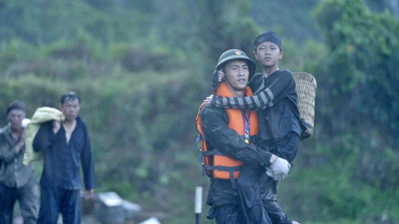 Cảnh mạnh trường cứu người dân vùng lũ gây sốt mxh nam diễn viên nói 1 câu chắc nịch khi bảo thanh nhận xét - 11