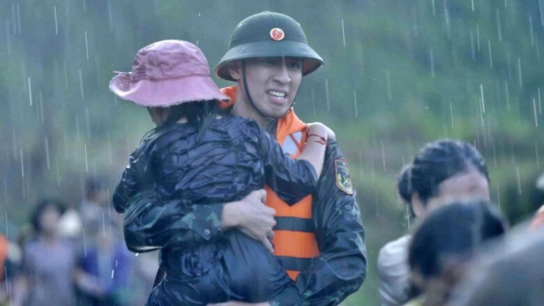 Cảnh mạnh trường cứu người dân vùng lũ gây sốt mxh nam diễn viên nói 1 câu chắc nịch khi bảo thanh nhận xét - 14