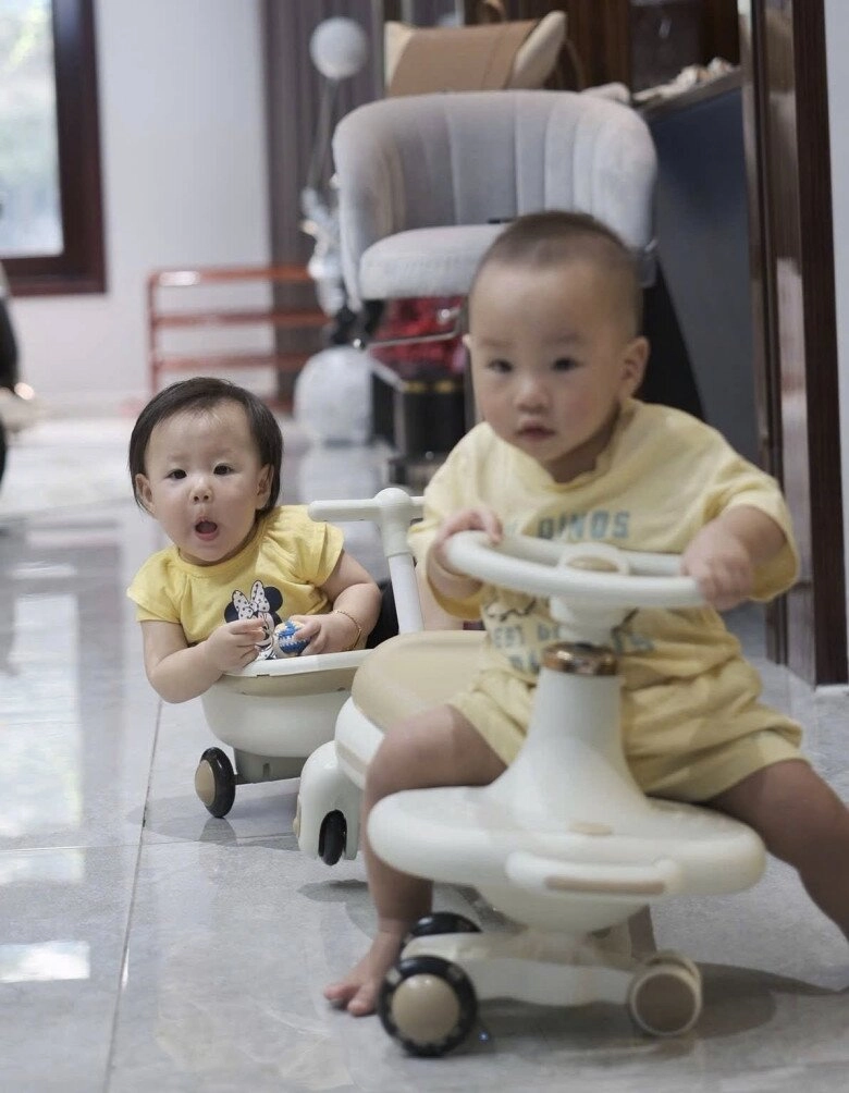 Cảnh nhập học mẫu giáo của cặp song sinh đình đám nhà phương oanh - shark bình đi hoành tráng về mắt sưng - 7