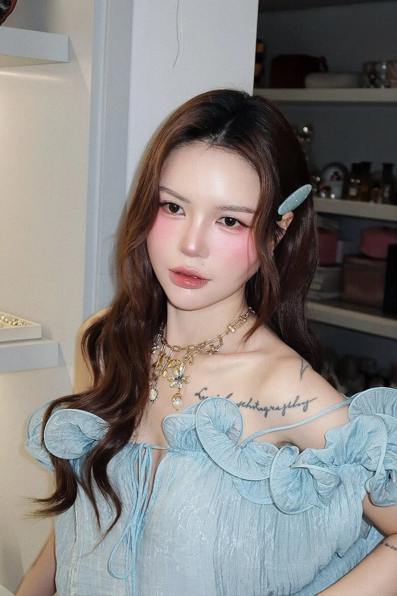Cặp bạn thân việt đình đám cùng yêu hồng hài nhi mẹ 2 con dáng nuột như thiếu nữ đeo cả căn nhà trên tay - 9