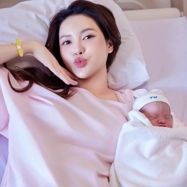 Cặp bạn thân việt đình đám cùng yêu hồng hài nhi mẹ 2 con dáng nuột như thiếu nữ đeo cả căn nhà trên tay - 11