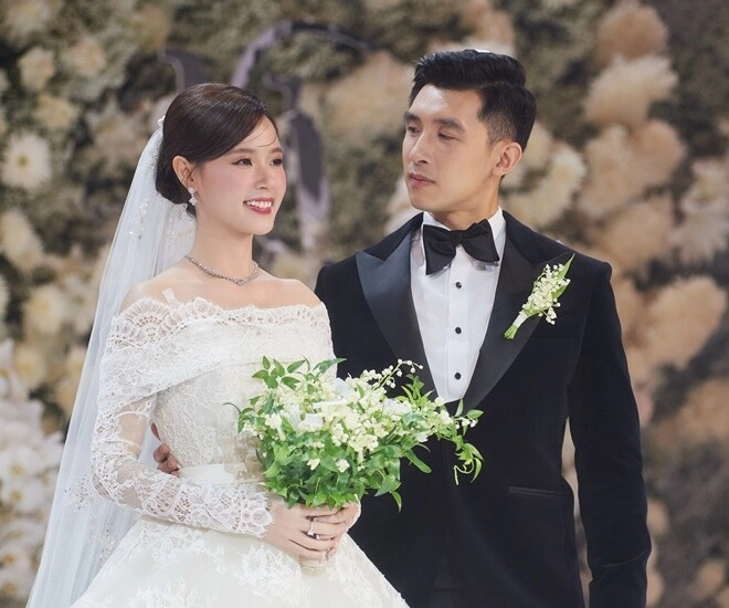 Cặp đôi sao việt đi tuần trăng mật trong năm qua midu - minh đạt dính nhau không rời khánh vân ủng hộ tuyển việt nam - 1
