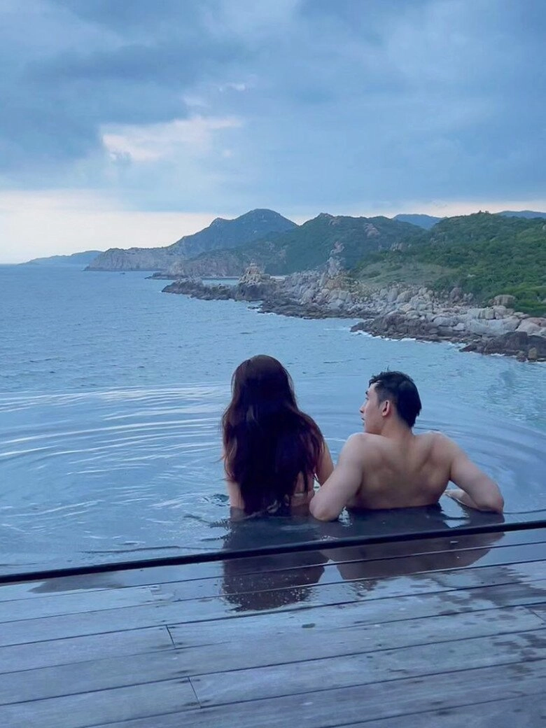 Cặp đôi sao việt đi tuần trăng mật trong năm qua midu - minh đạt dính nhau không rời khánh vân ủng hộ tuyển việt nam - 4