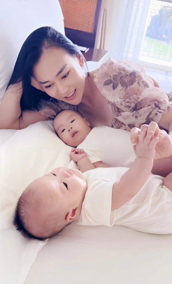 Cặp rồng vàng nhà shark bình 4 tháng tuổi đã cưỡi du thuyền ngắm biển phương oanh có hẳn đoàn người phụ chăm con - 7