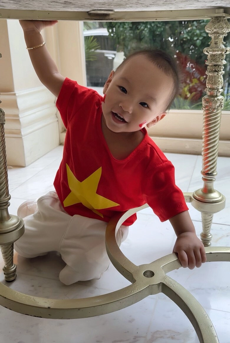 Cặp sinh đôi nhà phương oanh shark bình xuống đường đón lễ 29 diện mạo được nhận xét 1 bé giống bố 1 bé hệt mẹ - 1