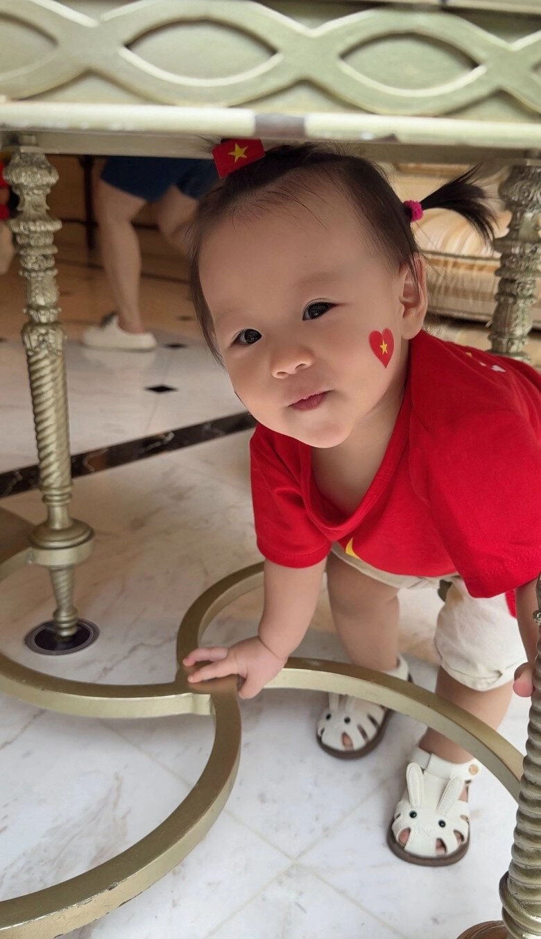 Cặp sinh đôi nhà phương oanh shark bình xuống đường đón lễ 29 diện mạo được nhận xét 1 bé giống bố 1 bé hệt mẹ - 2