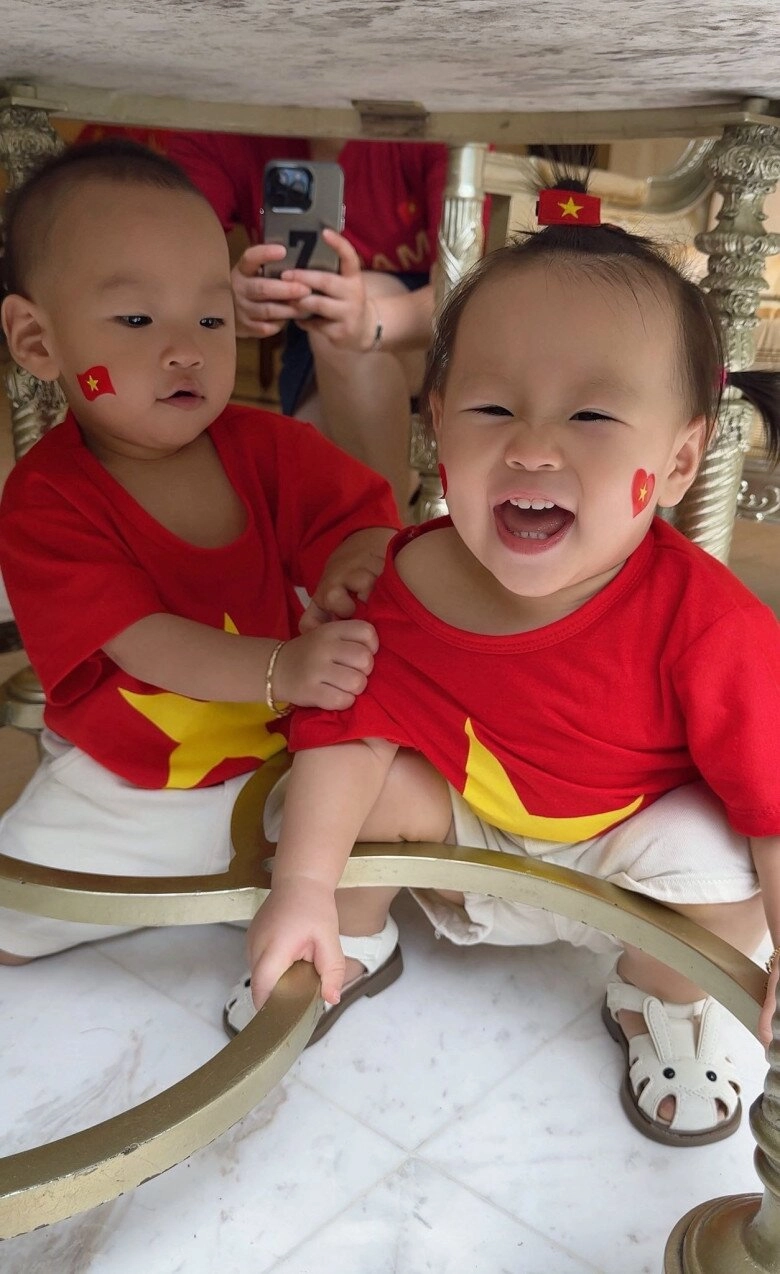 Cặp sinh đôi nhà phương oanh shark bình xuống đường đón lễ 29 diện mạo được nhận xét 1 bé giống bố 1 bé hệt mẹ - 3
