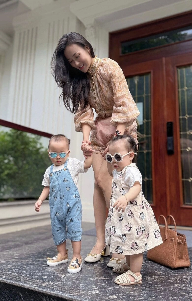 Cặp sinh đôi nhà phương oanh shark bình xuống đường đón lễ 29 diện mạo được nhận xét 1 bé giống bố 1 bé hệt mẹ - 4