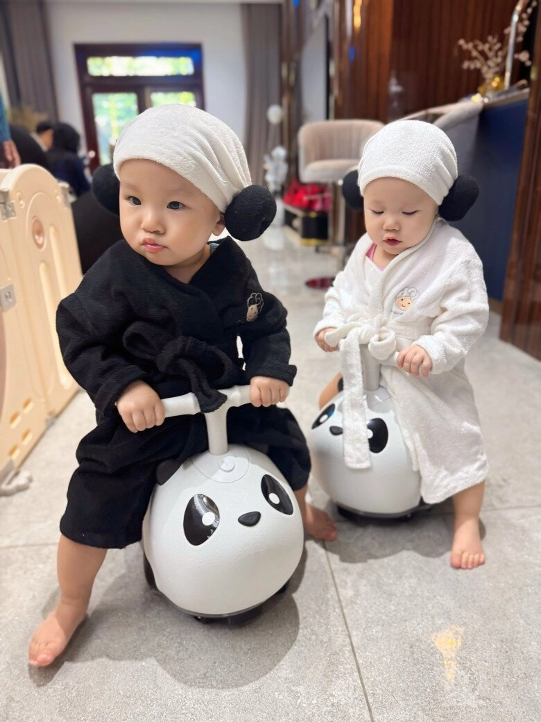 Cặp sinh đôi nhà phương oanh shark bình xuống đường đón lễ 29 diện mạo được nhận xét 1 bé giống bố 1 bé hệt mẹ - 6